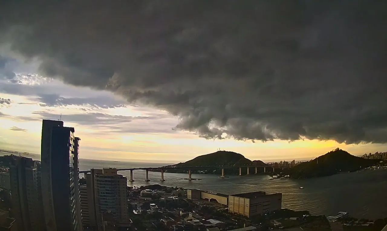 A imagem mostra a chegada da chuva na terceira ponte que liga Vitória e a Vila Velha
